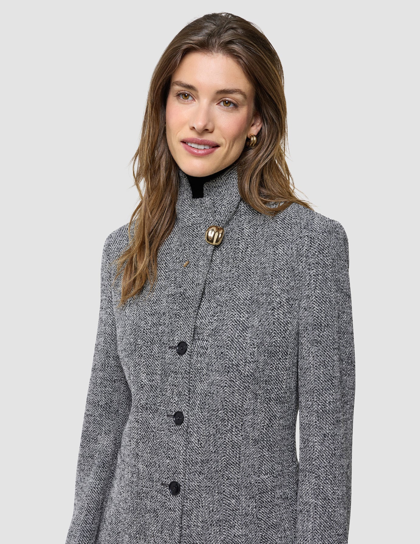 Ashryn Blazer i Domino Herringbone, helfigur på model med lang brunt hår.